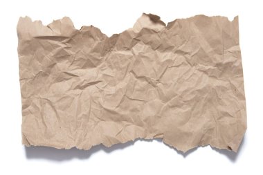 Yırtık kenarları ve buruşuk izleri olan kahverengi kağıt parçası. Beyaz arkaplanda gölgesi olan nesne.