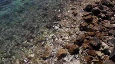 Balear Denizi 'nin Rocky kıyısında. Kayalık taşlarda deniz dalgaları, Playa de Illetas, Punta des Bufador. Mayorka Adası ve Balearic Denizi 'nin turistik noktalarını incele. Gönderme işlemi olmayan görüntüler