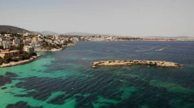 Yaz deniz manzaralı hava aracı görüntüsü. Turkuaz deniz suyu, kayalık deniz kıyısında lüks oteller. Playa de Illetas Plajı, Mallorca Adası