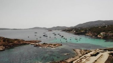 Mayorka 'da yaz tatili. Playa de Illetas plajı. Mallorca Adası 'nın popüler turizm beldelerine göz atın. Sinema sonrası işlemler olmadan görüntüler