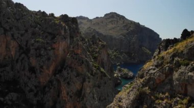 Kayalar, dağlar, denizdeki yatlar. Torrent de Pareis, Sa Calobra, Mayorka, Balearic Adaları, İspanya. Palma de Mallorca Adası 'nın popüler turizm merkezleri. Sinema sonrası işlemler olmadan görüntüler