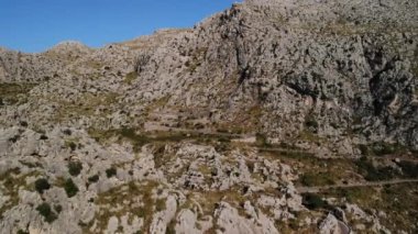 Kayalık dağlar arasında viraj yolu. MA-2141 yolu, Mayorka 'nın Sa Calobra köyüne giden yol. Hava aracı 4K, yakınlaştır.