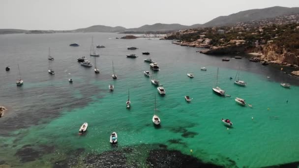 Yachten Türkisfarbenem Meerwasser Der Bucht Sommer Punta Des Bufador Playa — Stockvideo