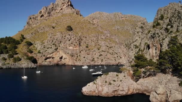 悬崖之间海湾里的游艇 美丽的夏季风景 假期和旅行时间 西班牙 巴利阿里群岛 马约卡 Calobra村 — 图库视频影像