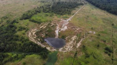 Karst uçurumu ya da Karst fiyaskosu. Potasyum tuzlarının bir zamanlar mayınlandığı yerde tehlikeli doğal oluşum. Hava aracı 4k, etrafından dön.