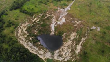 Karst dipsiz kuyusunun hava aracı görüntüsü. Potasyum tuzlarının bir zamanlar mayınlandığı yerde tehlikeli doğal oluşum.