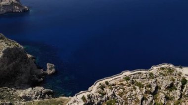 Yazın yukarıdan güzel doğal manzara. Mavi deniz, kayalar, uçurumlar. Mirador Es Colomer 'a kuşbakışı bakış açısı, Majorca Adası. Popüler Avrupa turizm merkezleri. Hava aracı 4k sinematik görüntüler