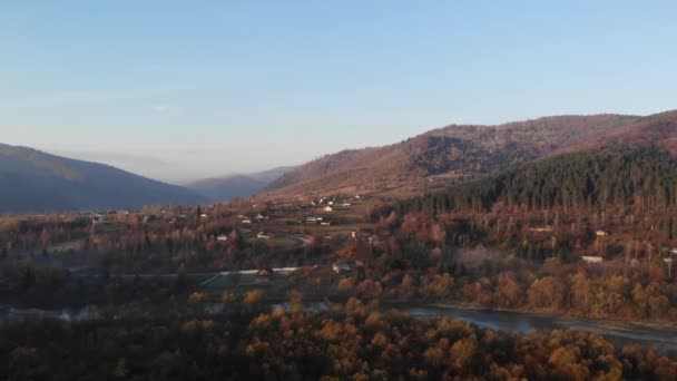 Paisaje Matutino Otoñal Terreno Montañoso Río Bosque Antiguo Pueblo Valle — Vídeos de Stock