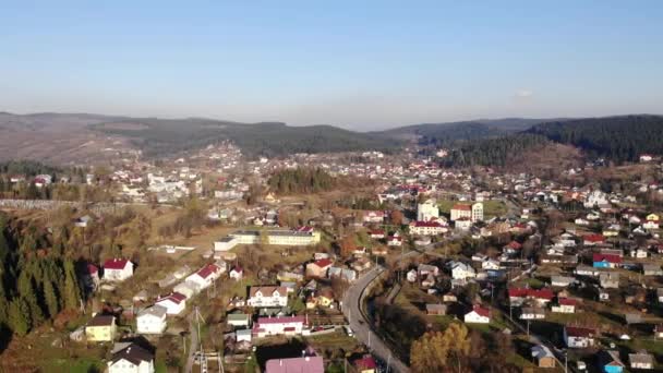 Skhidnytsya町の空中ドローン風景カルパティアの治療リゾート Skhidnytsiaでの生活 ミネラル泉と人気の癒しのスパリゾート バランスのとれたリゾート この都市型集落はウクライナのカルパティア山脈の間に位置している — ストック動画