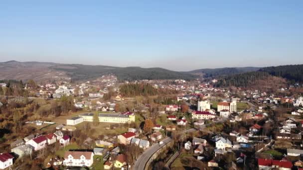 Dağlar Ormanlar Arasındaki Yerleşim Için Hava Aracı Görüntüsü Skhidnytsya Kasabası — Stok video
