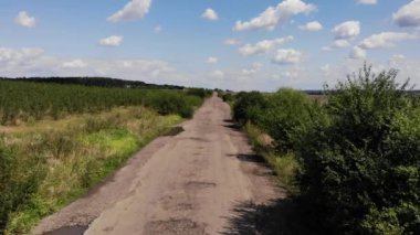 Yıkılmış yolun üzerinde üstgeçit var. Asfalttaki çukurlar ve çukurlar, hasarlı yol. Drone görünümü