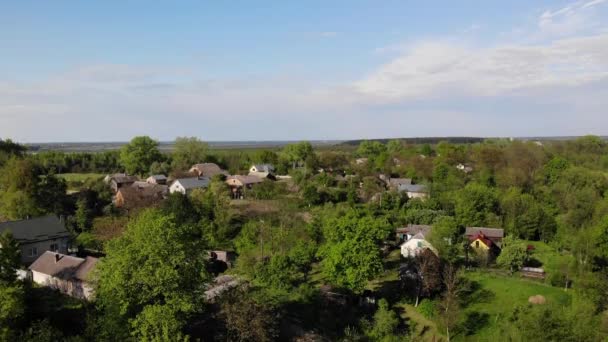 Traditionell Ukrainsk Hyddor Bland Gröna Träd Blå Molnig Himmel Flygdrönare — Stockvideo