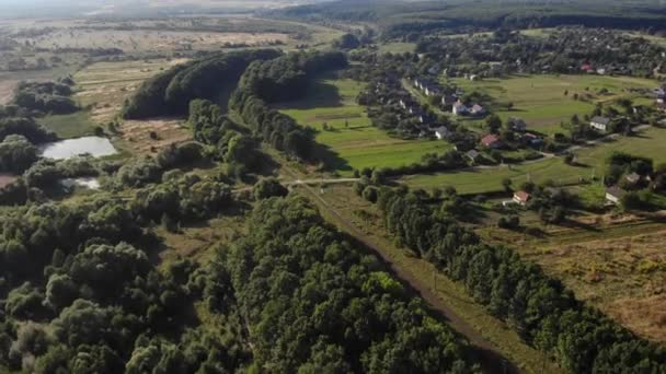 Ferrocarril Extiende Más Allá Del Pueblo Vista Pájaro Del Campo — Vídeo de stock