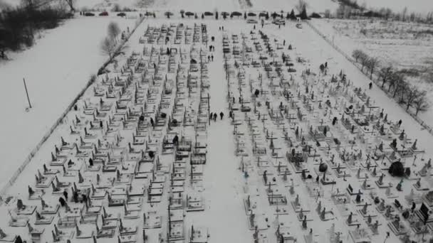 Vista Aérea Drone Cemitério Nevado Pessoas Visitam Túmulos Parentes Mortos — Vídeo de Stock