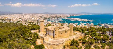 Palma de Mallorca şehrinin hava aracı görüntüsü. Bellver kalesi, deniz, marina, mimari manzaralı şehir manzarası. Mayorka, Balear Adaları, İspanya.