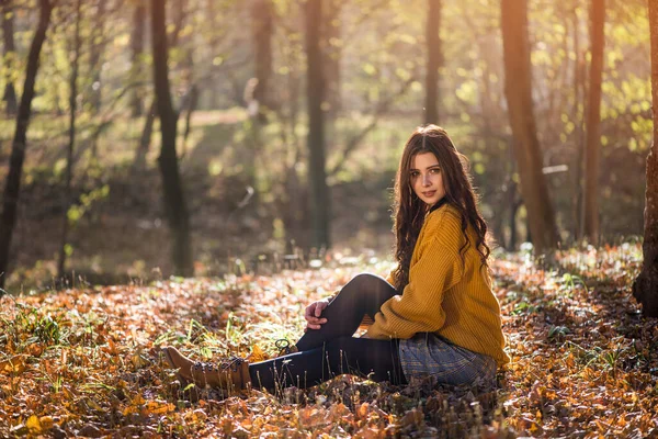 Mulher Branca Bonita Nova Senta Chão Parque Outono Entre Árvores — Fotografia de Stock