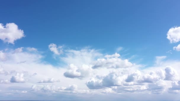 Krásná Modrá Oblačná Obloha Výšce Chlupaté Mraky Vzdušný Letoun Pohled — Stock video