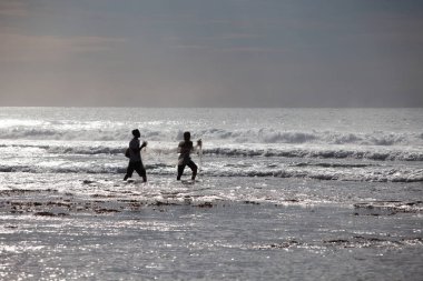 Denizin dalgaları üzerinde net ile balıkçılar