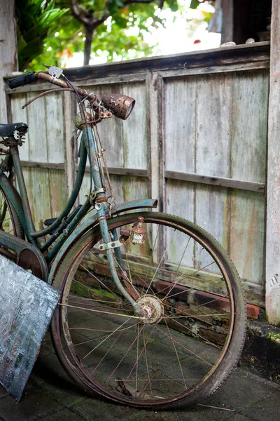 Старый ржавый велосипед стоит на улице — стоковое фото