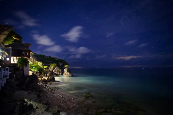 Éjszaka táj, kilátással az óceánra és a csillagok az égen — Stock Fotó