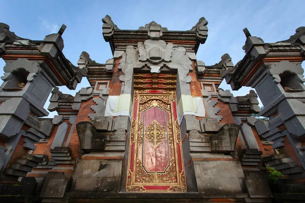 Dörr med ornament i indonesiska templet — Stockfoto