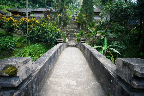 Antiguo puente de piedra en la selva balinesa, Indonesia — Foto de Stock