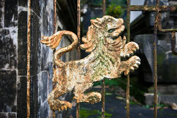 Λεπτομέρεια λιοντάρι σκουριασμένο σίδερο στην πύλη ενός ναού Μπαλί — Φωτογραφία Αρχείου