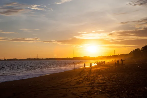 Silhueta de turistas irreconhecíveis e pessoas locais com pai e filho tirando selfie na praia de Boracay durante o pôr do sol - Destino divertido de viagem exclusivo em Filipinas - olhar filtrado reforçada quente — Fotografia de Stock