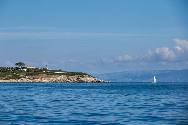 Yate de vela e isla en el mar — Foto de Stock