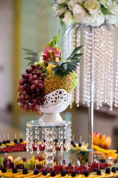 Tábla beállítása gyümölcsök: az esküvői fogadás — Stock Fotó