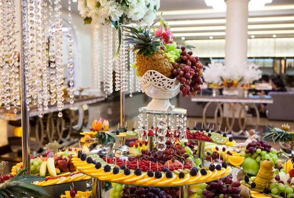 Table mettant des fruits à la réception de mariage — Photo