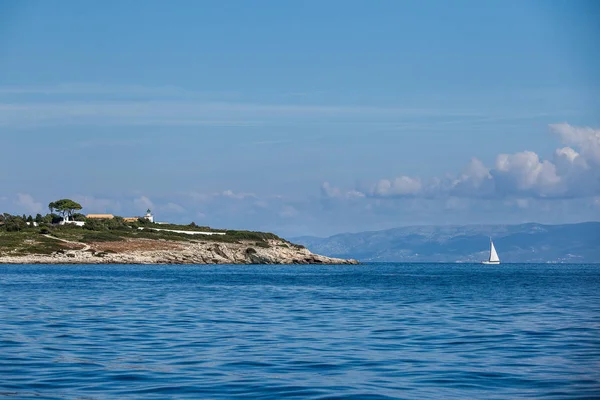 Yate de vela e isla en el mar —  Fotos de Stock