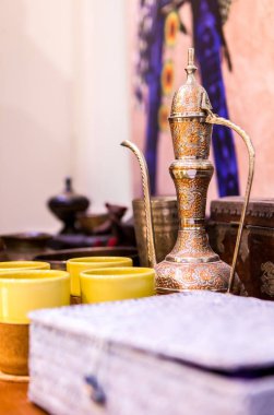 İç boyalı Doğu metal sürahi