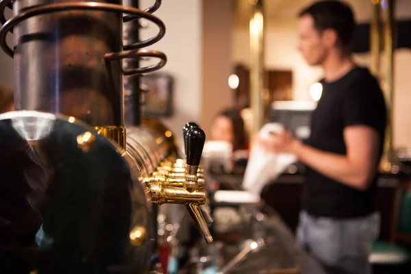 Muchos grifos de cerveza dorada en el bar — Foto de Stock