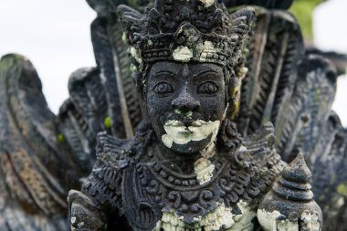 Giriş kapısı Bali tapınağın üzerinde taş heykel