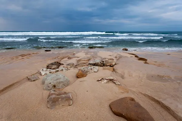 Oceano com crateras redondas na costa — Fotografia de Stock