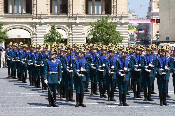 2007 年 5 月 26 日，俄罗斯莫斯科。俄罗斯的政治舞台︰ 离婚马卫兵在莫斯科克里姆林宫的红色正方形 — 图库照片