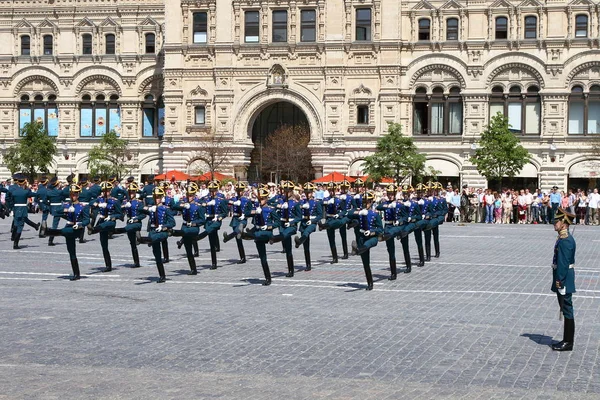 Moscú, Rusia, 26 de mayo de 2007. Escena rusa: guardias de caballos divorciados en el Kremlin de Moscú en la plaza roja — Foto de Stock