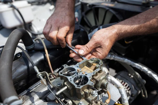 Engine repair close up. In hands tool. — Stock Photo, Image