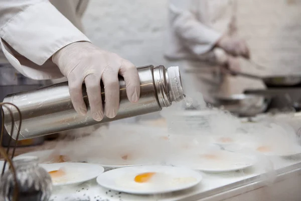 Повар готовит мороженое из жидкого азота — стоковое фото