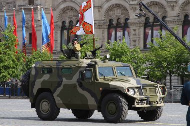 Moskova, Rusya - 09 Mayıs 2008: zafer gün ikinci dünya savaşının kutlama kırmızı kare üzerinde geçit töreni. Uçak uçan ve yürüyen askerler askeri teçhizat, ciddi geçiş.