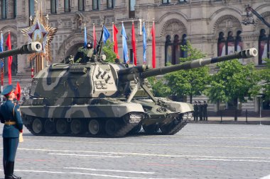 Moskova, Rusya - 09 Mayıs 2008: zafer gün ikinci dünya savaşının kutlama kırmızı kare üzerinde geçit töreni. Uçak uçan ve yürüyen askerler askeri teçhizat, ciddi geçiş.