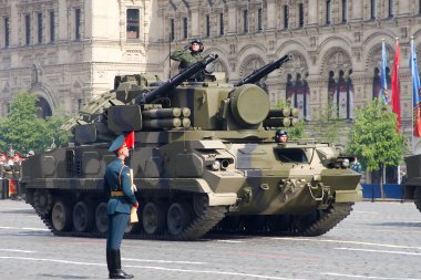 Moskova, Rusya - 09 Mayıs 2008: zafer gün ikinci dünya savaşının kutlama kırmızı kare üzerinde geçit töreni. Uçak uçan ve yürüyen askerler askeri teçhizat, ciddi geçiş.