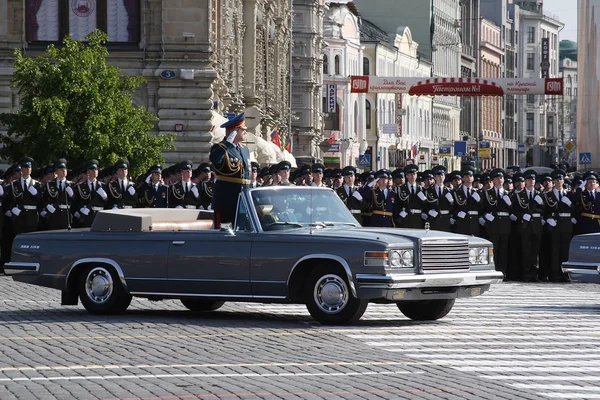 Moskva, Rusko - Květen 09, 2008: oslava vítězství den druhé světové války přehlídka na Rudém náměstí. Slavnostní průjezd vojenské techniky, letící letadla a pochodující vojáci. — Stock fotografie