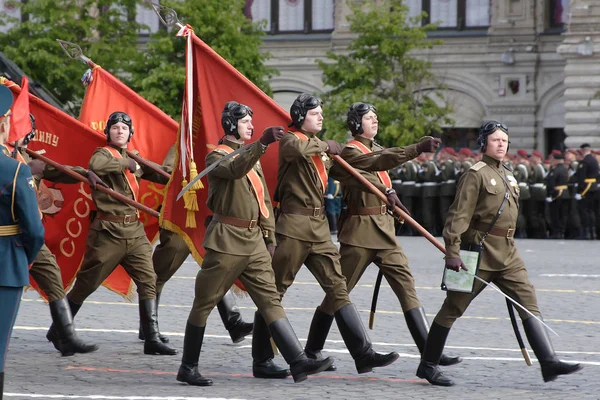 Moscou, Rússia - 09 de maio de 2008: celebração do desfile do Dia da Vitória da Segunda Guerra Mundial na praça vermelha. Passagem solene de equipamento militar, aviões voadores e soldados em marcha . — Fotografia de Stock