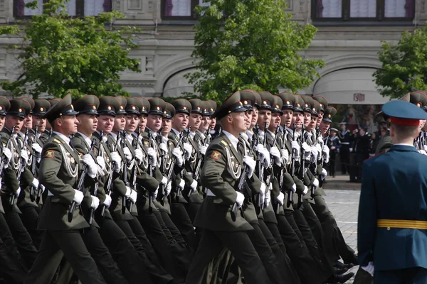 Moscú, Rusia - 09 de mayo de 2008: celebración del desfile del Día de la Victoria en la Plaza Roja. Pasaje solemne de equipos militares, aviones voladores y soldados en marcha . — Foto de Stock