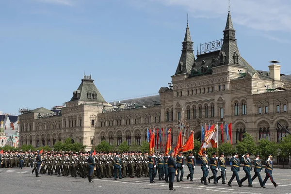 2008 年 5 月 9 日，俄罗斯-莫斯科︰ 红场阅兵庆祝胜利的一天第二次世界大战。庄严的军事装备，出动了飞机和行军士兵通过. — 图库照片