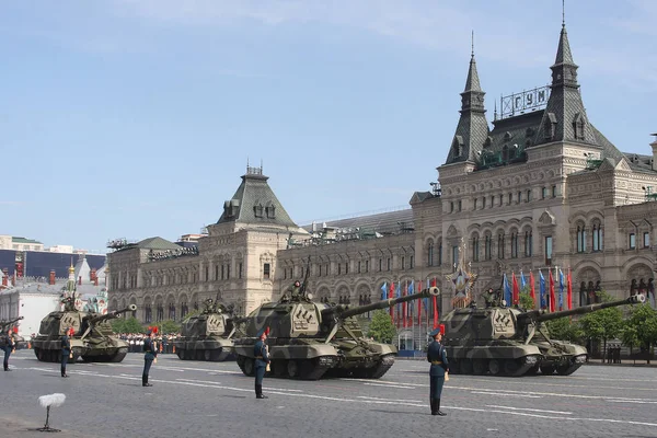 Moscow, Russia - may 09, 2008: celebration of Victory Day WWII parade on red square. Solemn passage of military equipment, flying planes and marching soldiers. — Stock Photo, Image