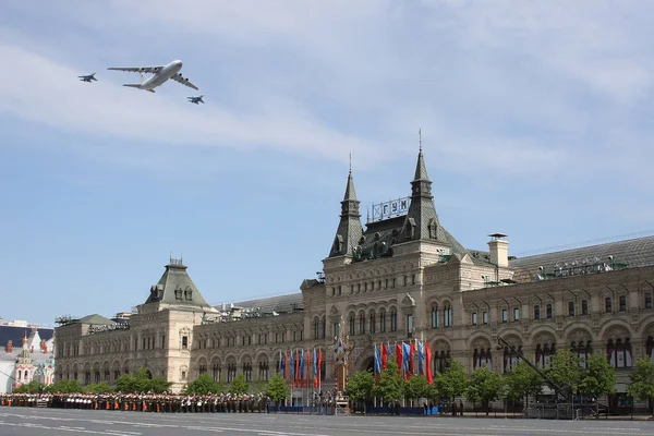 Moscow, Russia - may 09, 2008: celebration of Victory Day WWII parade on red square. Solemn passage of military equipment, flying planes and marching soldiers. — Stock Photo, Image