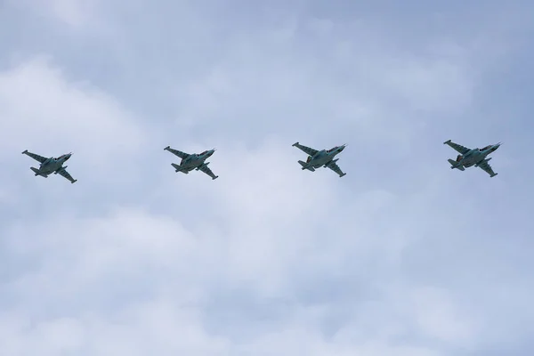 Moskau, russland - 09. mai 2008: siegestag-wwii-parade auf dem roten platz. Feierliche Übergabe militärischer Ausrüstung, fliegender Flugzeuge und marschierender Soldaten. — Stockfoto